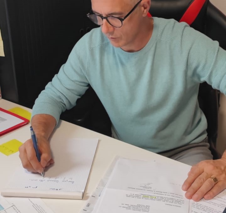 Adulte en train d'écrire